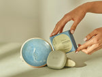 A complete solid shampoo designed to preserve balance while reinforcing strength, shine and daily resilience.