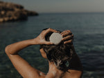 A complete solid shampoo designed to preserve balance while reinforcing strength, shine and daily resilience.