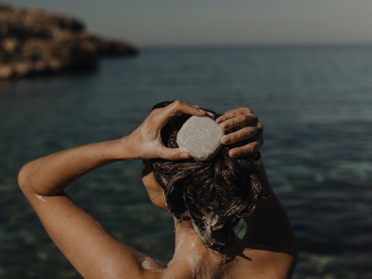 A complete solid shampoo designed to preserve balance while reinforcing strength, shine and daily resilience.