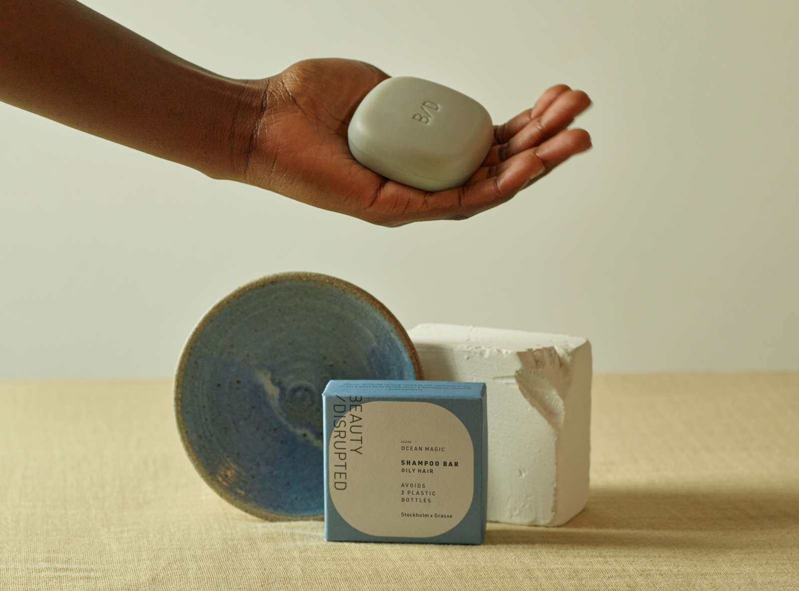 A concentrated, soap-free solid shampoo designed to purify oily scalps and rebalance excess sebum