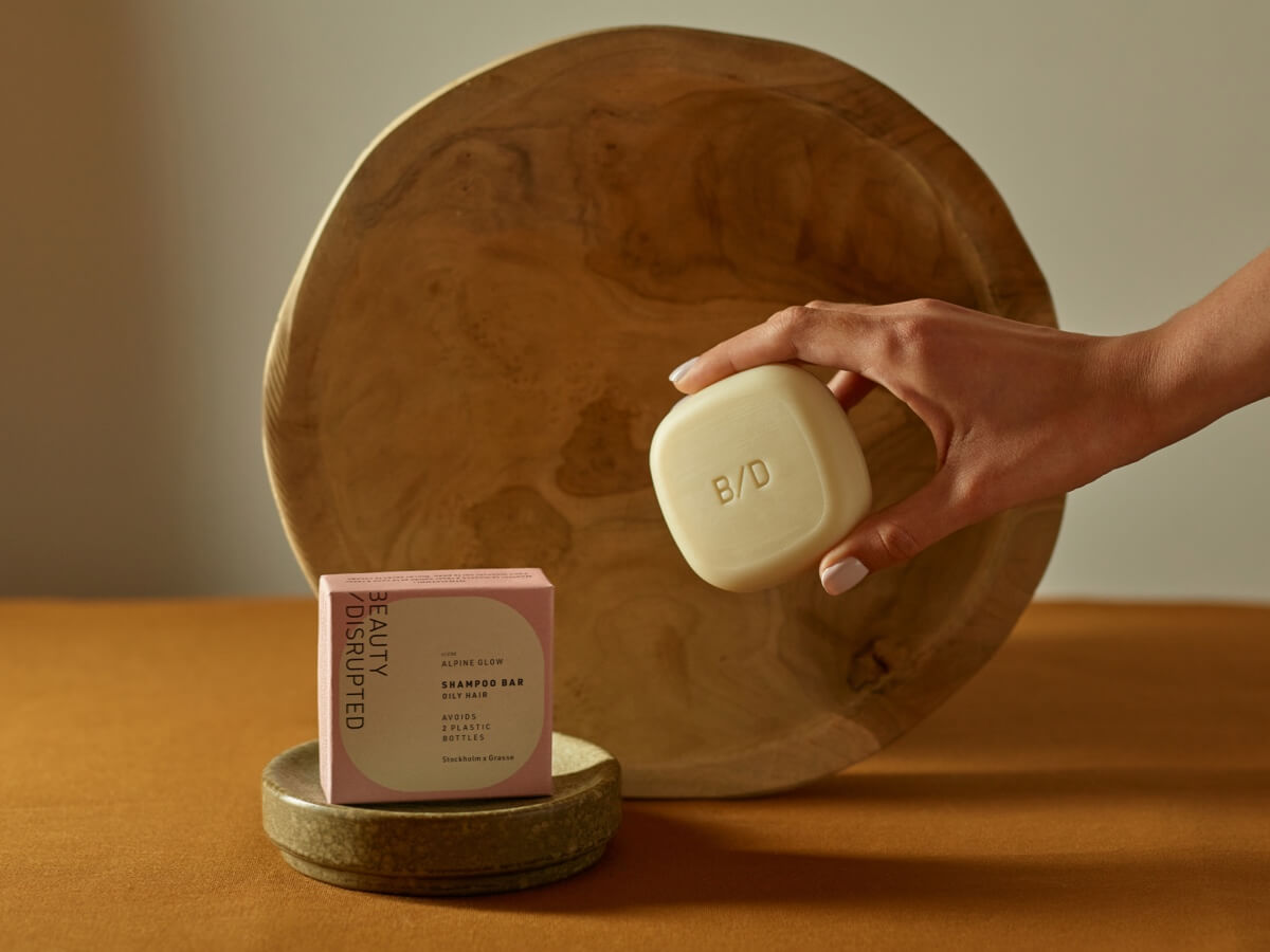 A concentrated, soap-free solid shampoo designed to purify oily scalps and rebalance excess sebum.