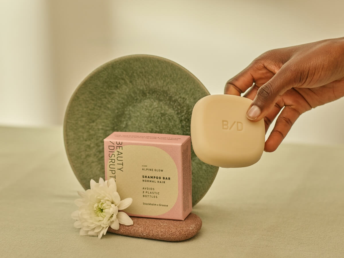 A concentrated, soap-free solid shampoo designed to purify oily scalps and rebalance excess sebum.