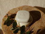 A concentrated, silicone-free Conditioner & Mask designed to restore slip, softness and elasticity after solid cleansing.