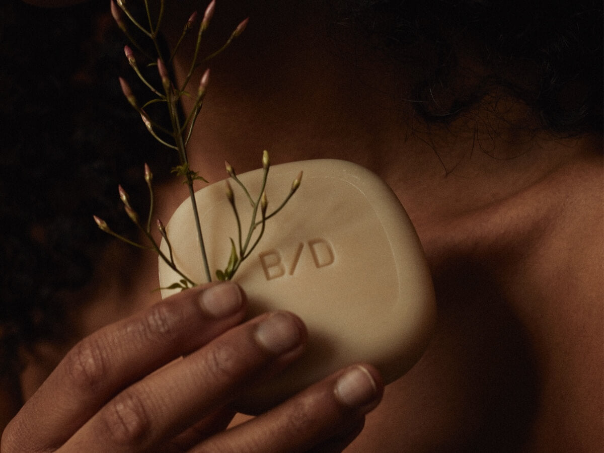 A concentrated, silicone-free Conditioner & Mask designed to restore slip, softness and elasticity after solid cleansing.