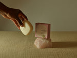 A concentrated, silicone-free Conditioner & Mask designed to restore slip, softness and elasticity after solid cleansing.