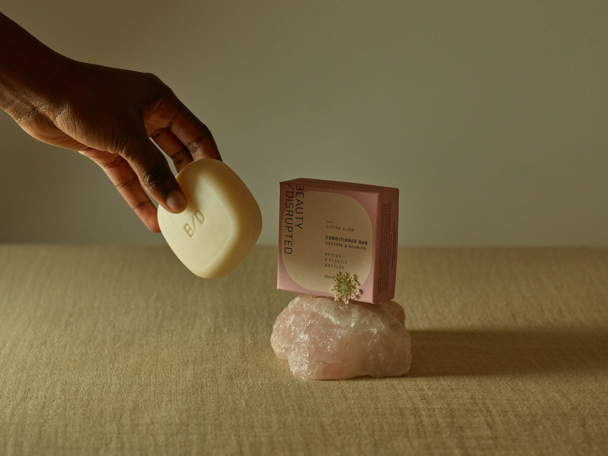 A concentrated, silicone-free Conditioner & Mask designed to restore slip, softness and elasticity after solid cleansing.