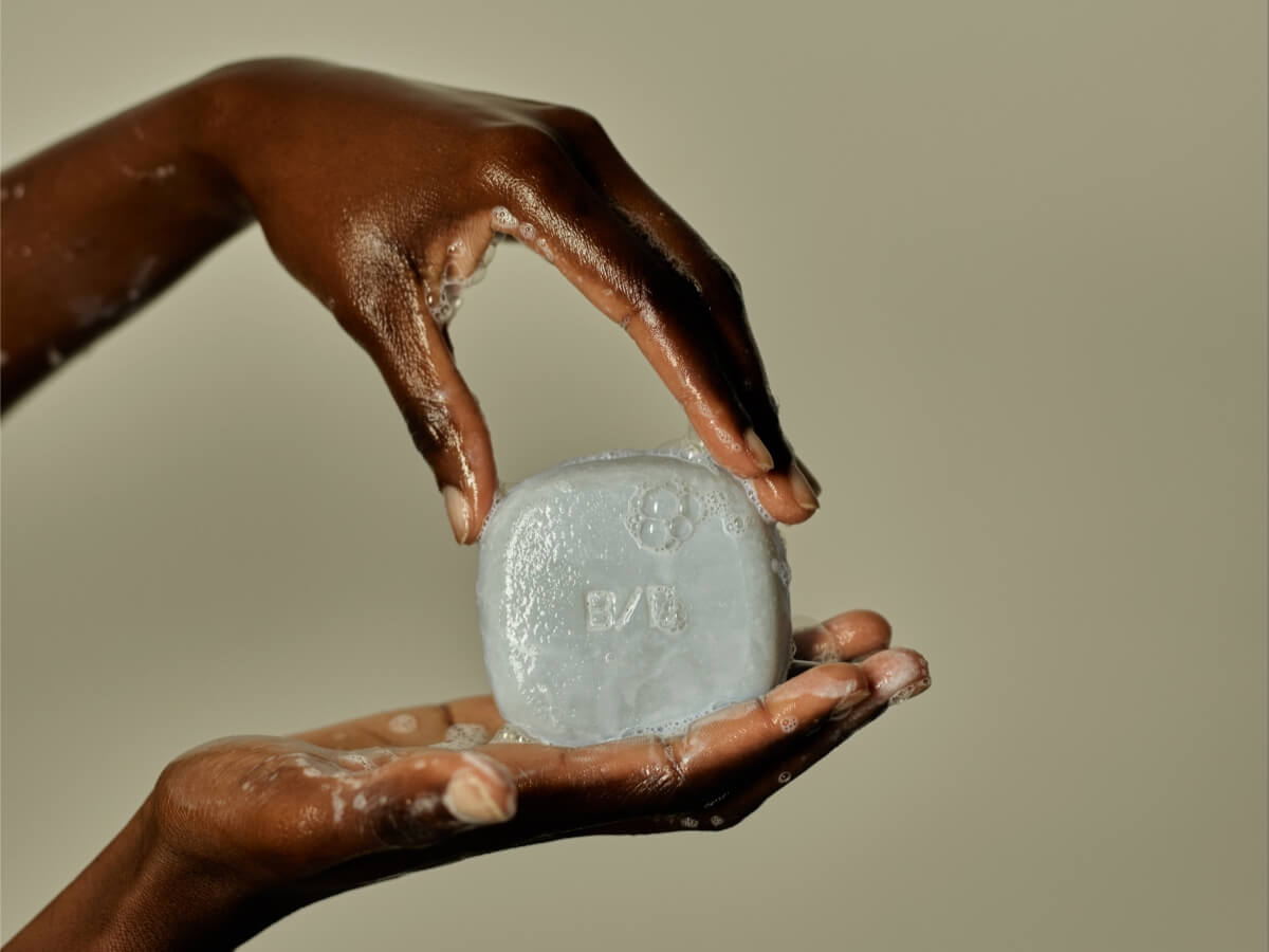 A complete solid shmapoo designed to preserve balance while reinforcing strength, shine and daily resilience.