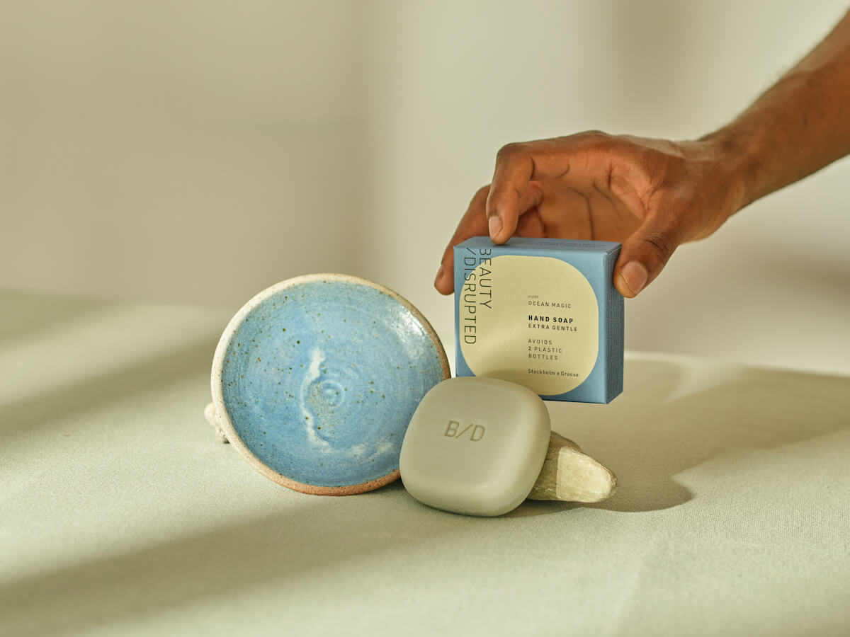 A complete solid hand soap designed to preserve balance while reinforcing strength, shine and daily resilience.