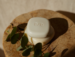 A high-density solid Body and hair care Treatment, ideal for travel, designed to purify gently while preserving the skin’s natural lipid balance.