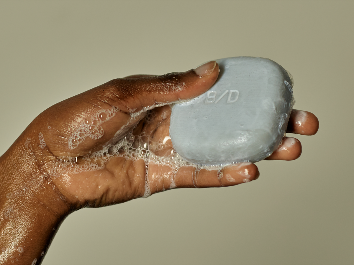 A high-density solid Body and hair care Treatment, ideal for travel, designed to purify gently while preserving the skin’s natural lipid balance.