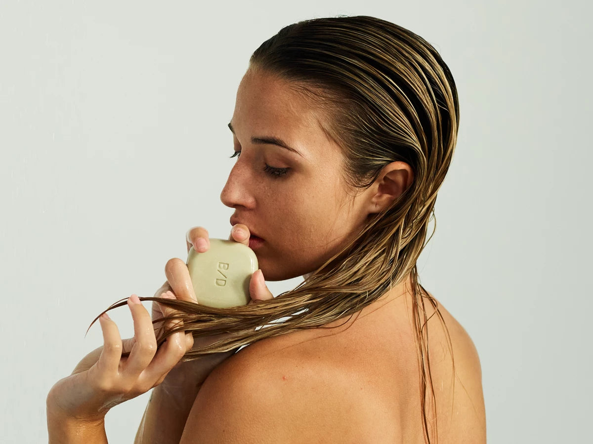 A complete solid ritual designed to preserve balance while reinforcing strength, shine and daily resilience