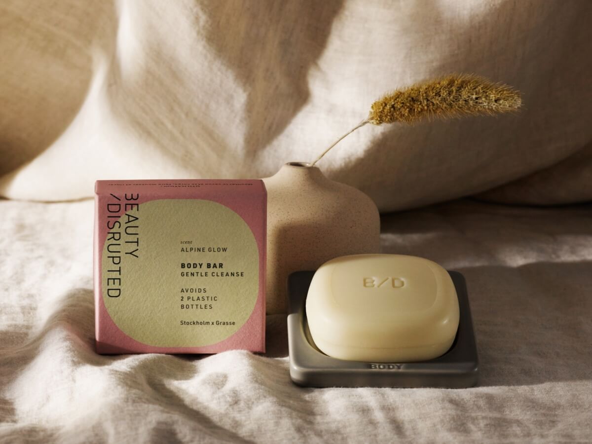 Hand-crafted ceramic dish optimized for solid hair care