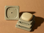 A high-density solid Body Treatment designed to purify gently while preserving the skin’s natural lipid balance.