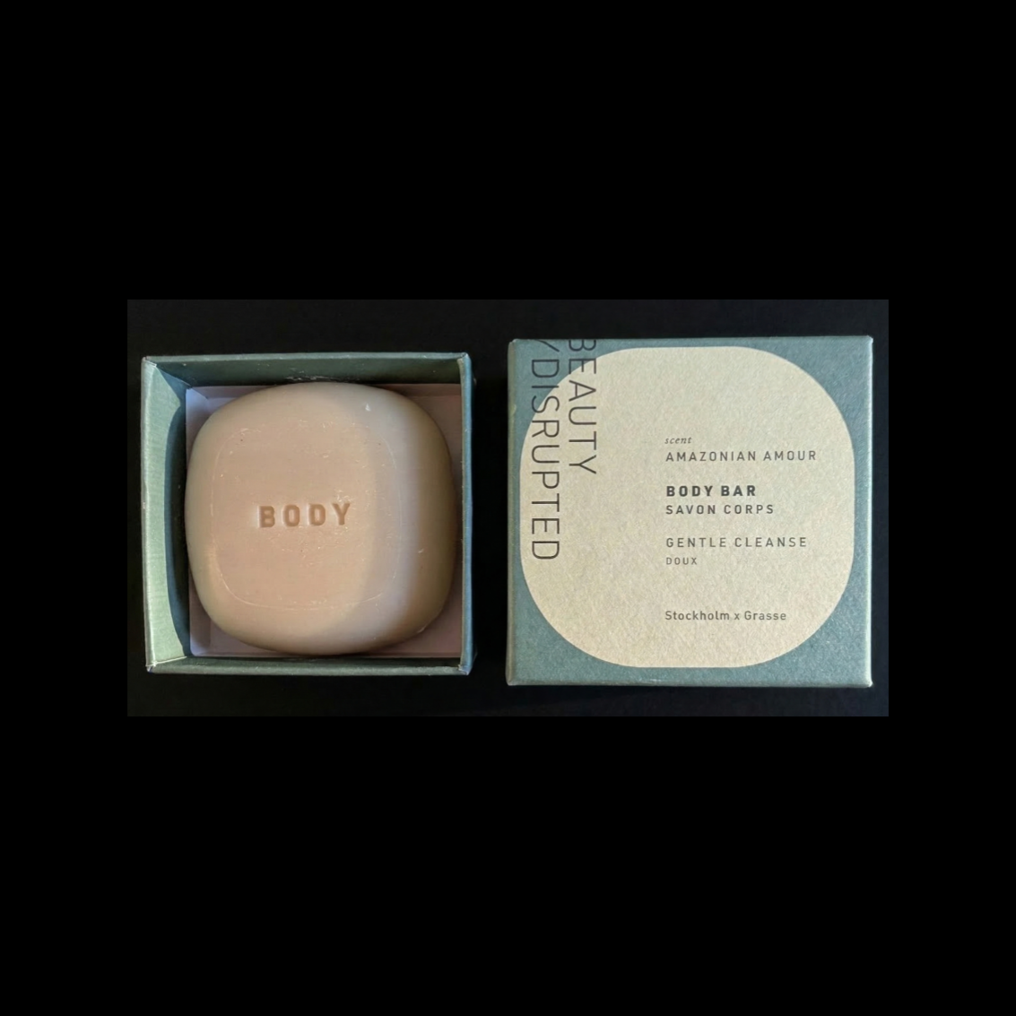 A high-density solid Body Treatment designed to purify gently while preserving the skin’s natural lipid balance.