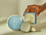 A complete solid shampoo designed to preserve balance while reinforcing strength, shine and daily resilience.