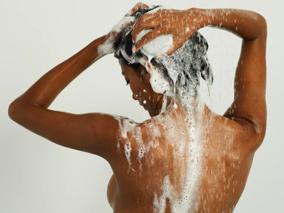 A complete solid shampoo designed to preserve balance while reinforcing strength, shine and daily resilience.