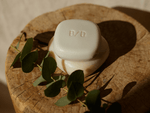 A high-density solid Body Treatment, ideal for travel, designed to purify gently while preserving the skin’s natural lipid balance.