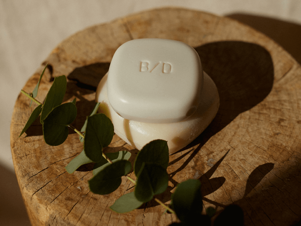 A high-density solid Body Treatment, ideal for travel, designed to purify gently while preserving the skin’s natural lipid balance.