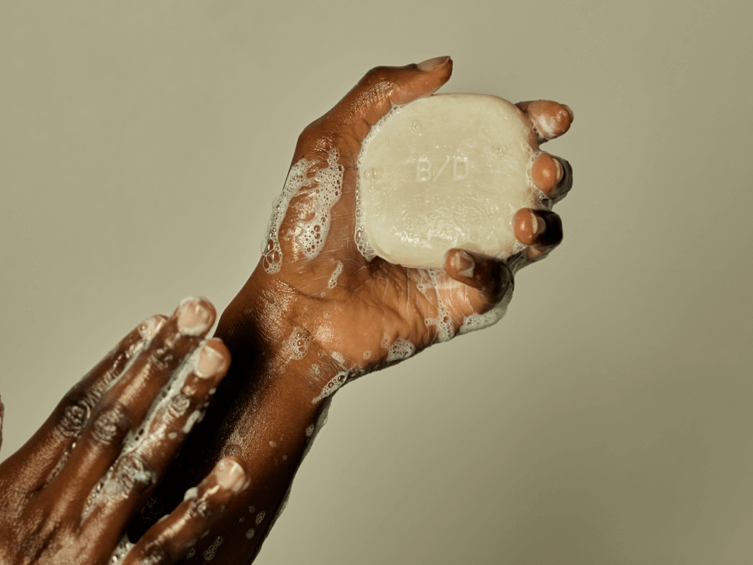 A high-density solid Body and hair care Treatment, ideal for travel, designed to purify gently while preserving the skin’s natural lipid balance.