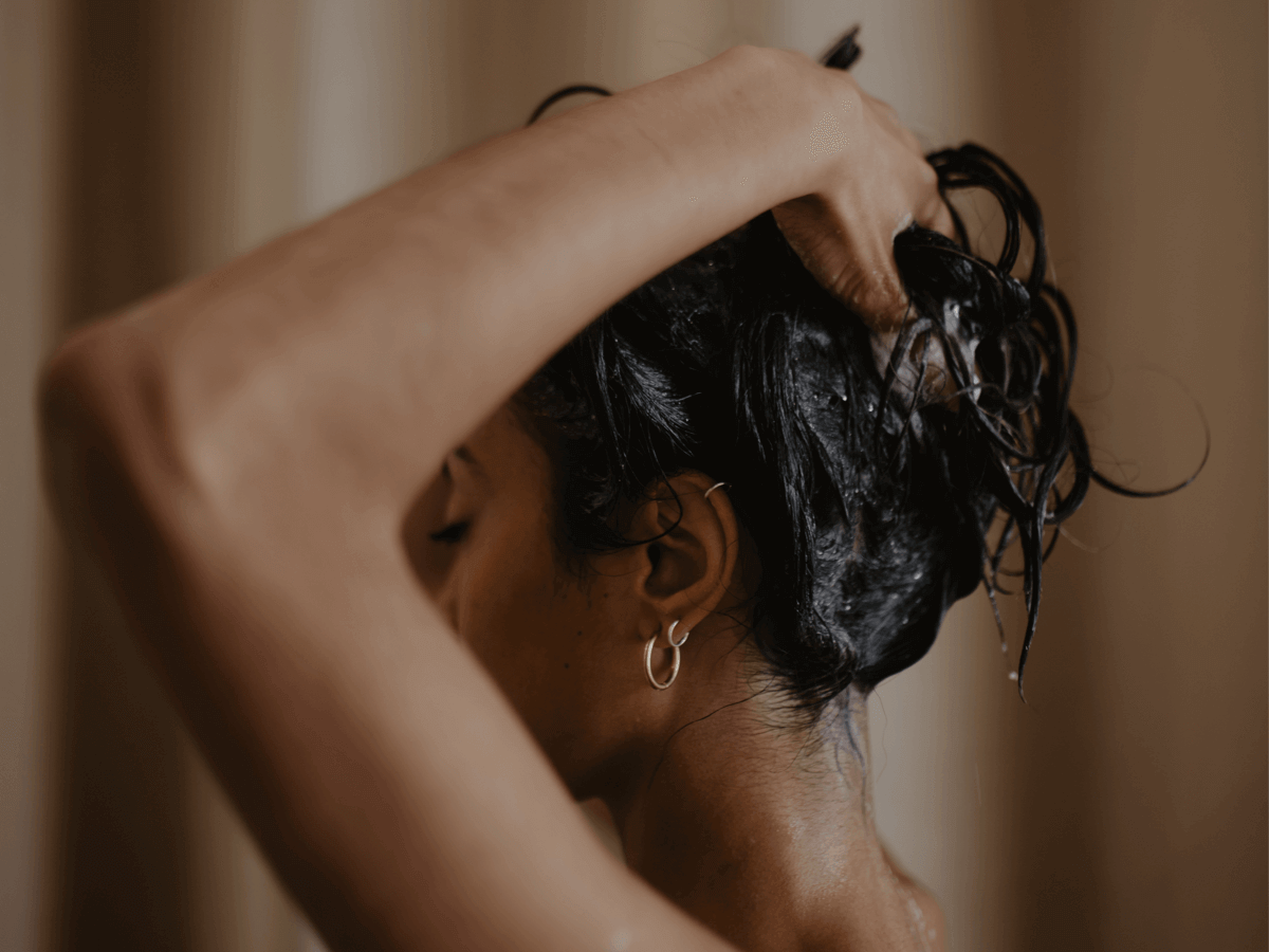A complete solid ritual designed to preserve balance while reinforcing strength, shine and daily resilience