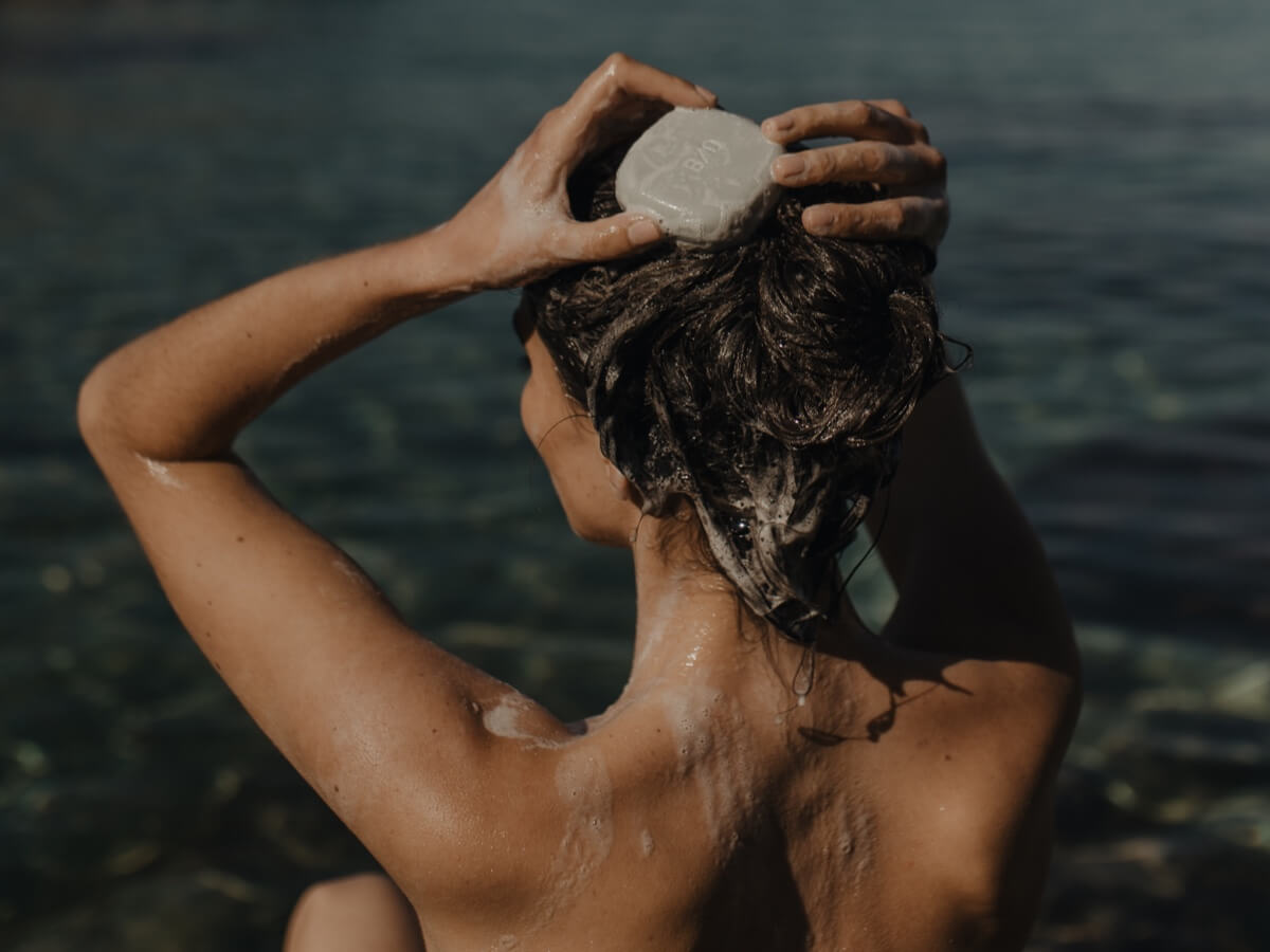 A complete solid ritual designed to restore comfort, elasticity and fluid movement to dry or sensitised hair