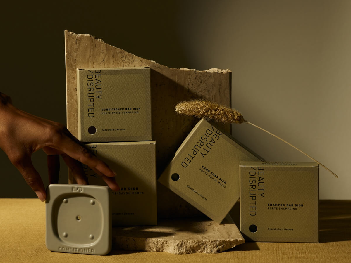 Hand-crafted Portuguese ceramic dish optimized for shampoo bar, promoting drainage and daily durability. 