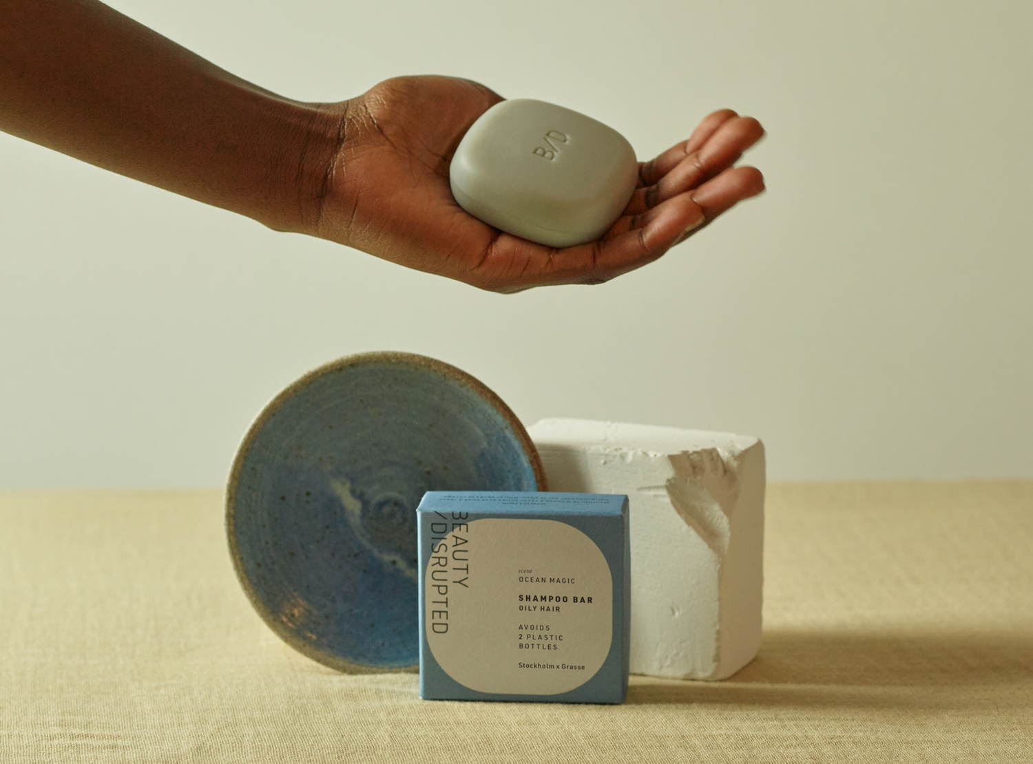 A concentrated, soap-free solid shampoo designed to purify oily scalps and rebalance excess sebum