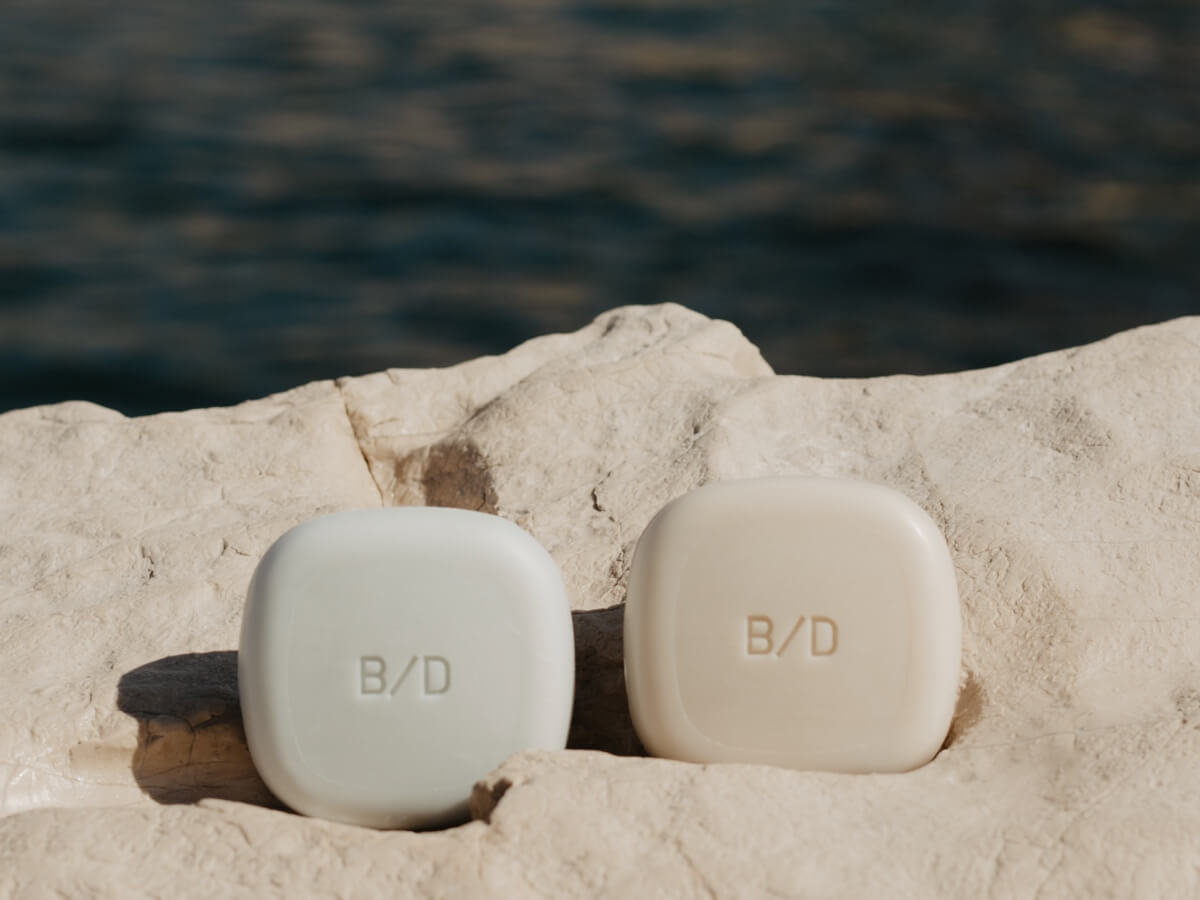 A concentrated, soap-free solid shampoo designed to purify oily scalps and rebalance excess sebum