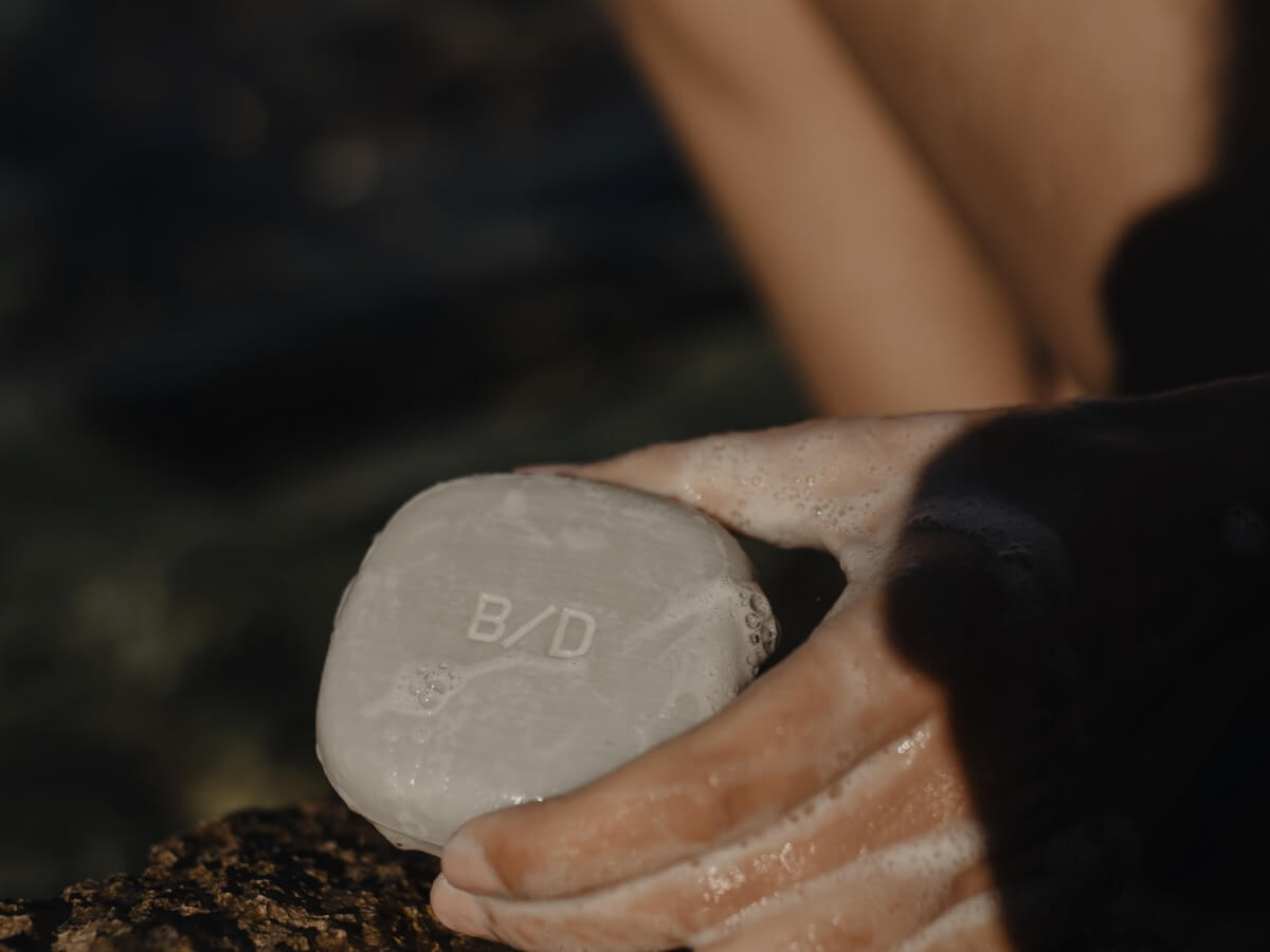 A concentrated, soap-free solid shampoo designed to purify oily scalps and rebalance excess sebum