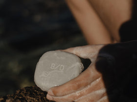 A concentrated, soap-free solid shampoo designed to purify oily scalps and rebalance excess sebum